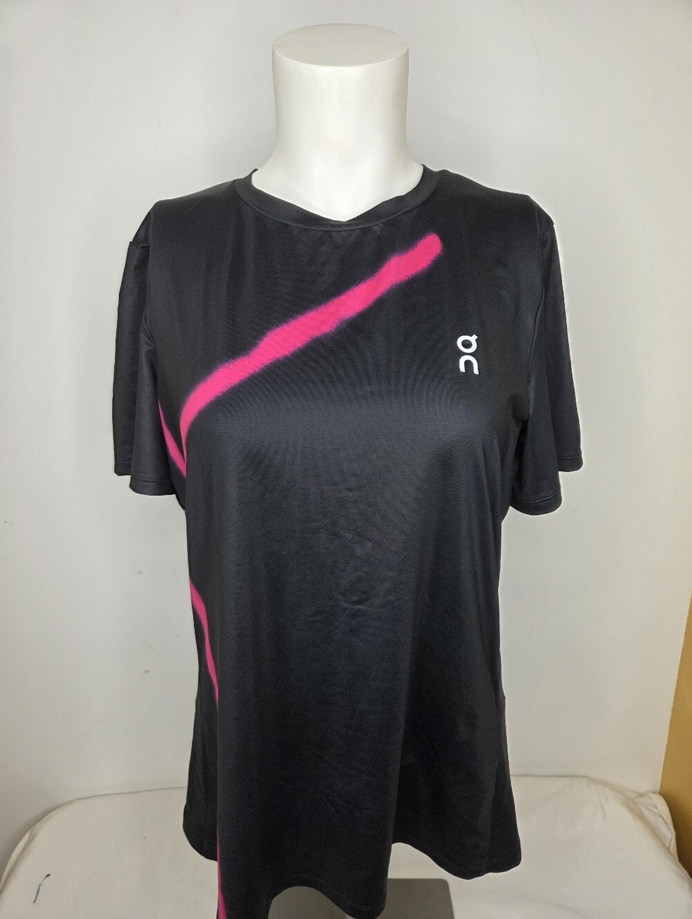 On Running Size M Women’s Core Tshirt Short Sleeve in Black/pink